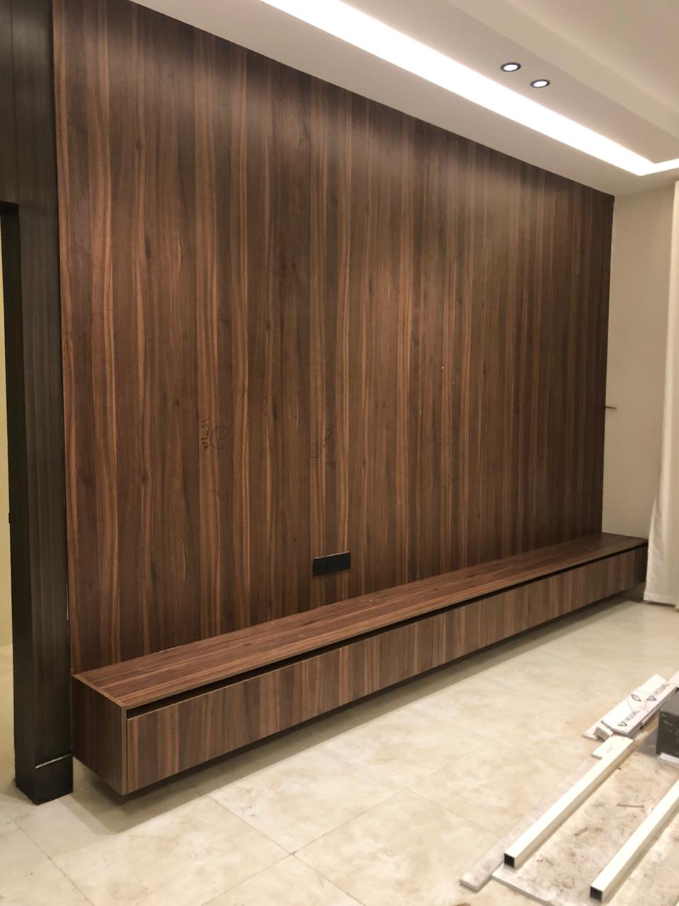 جدار كامل بألواح خشبية مع سقف مضيء
