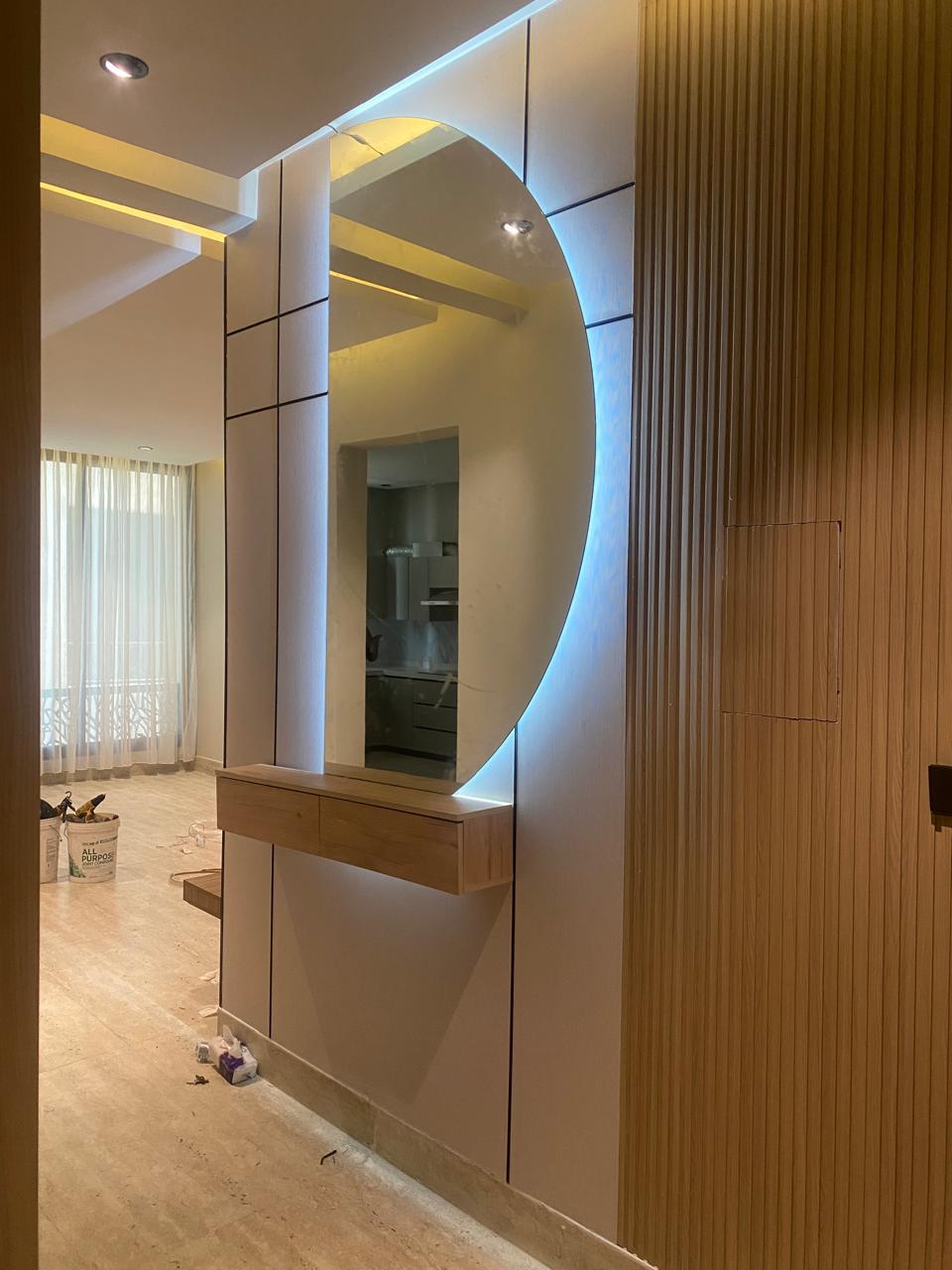 مدخل مع مرآة دائرية مضيئة